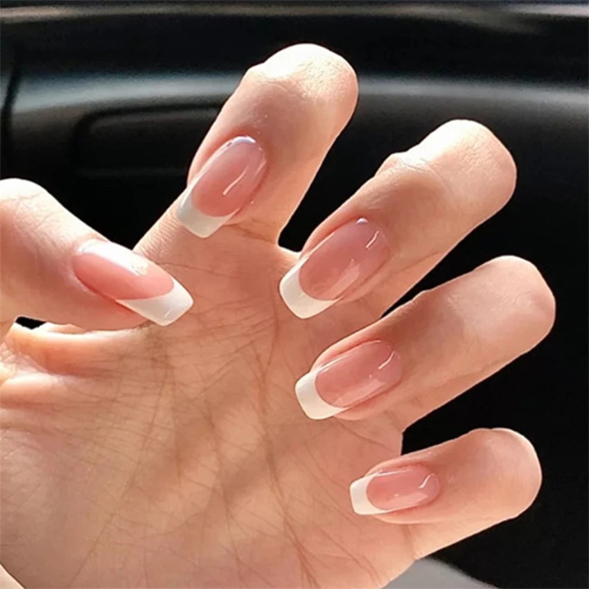 Press On Nail Set - 24 ชิ้น/เซ็ตสั้นภาษาฝรั่งเศสคํา Minimalist เล็บปลอม Nude สีชมพูสีขาวขอบกดบนเล็บอะคริลิค