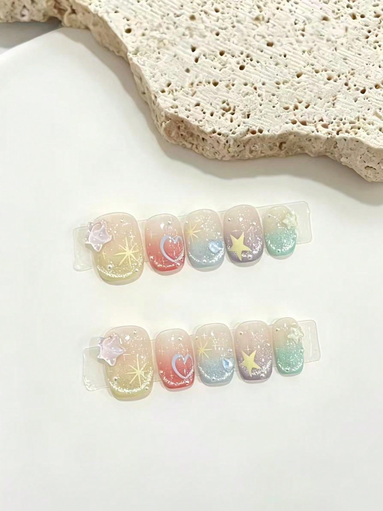 Nail Art Maroon - ชุดเล็บปลอมแบบกดติด 10 ชิ้น ลายมาการองสีรุ้งไล่เฉดสี รูปดาวและหัวใจ ทรงสั้นสี่เหลี่ยม