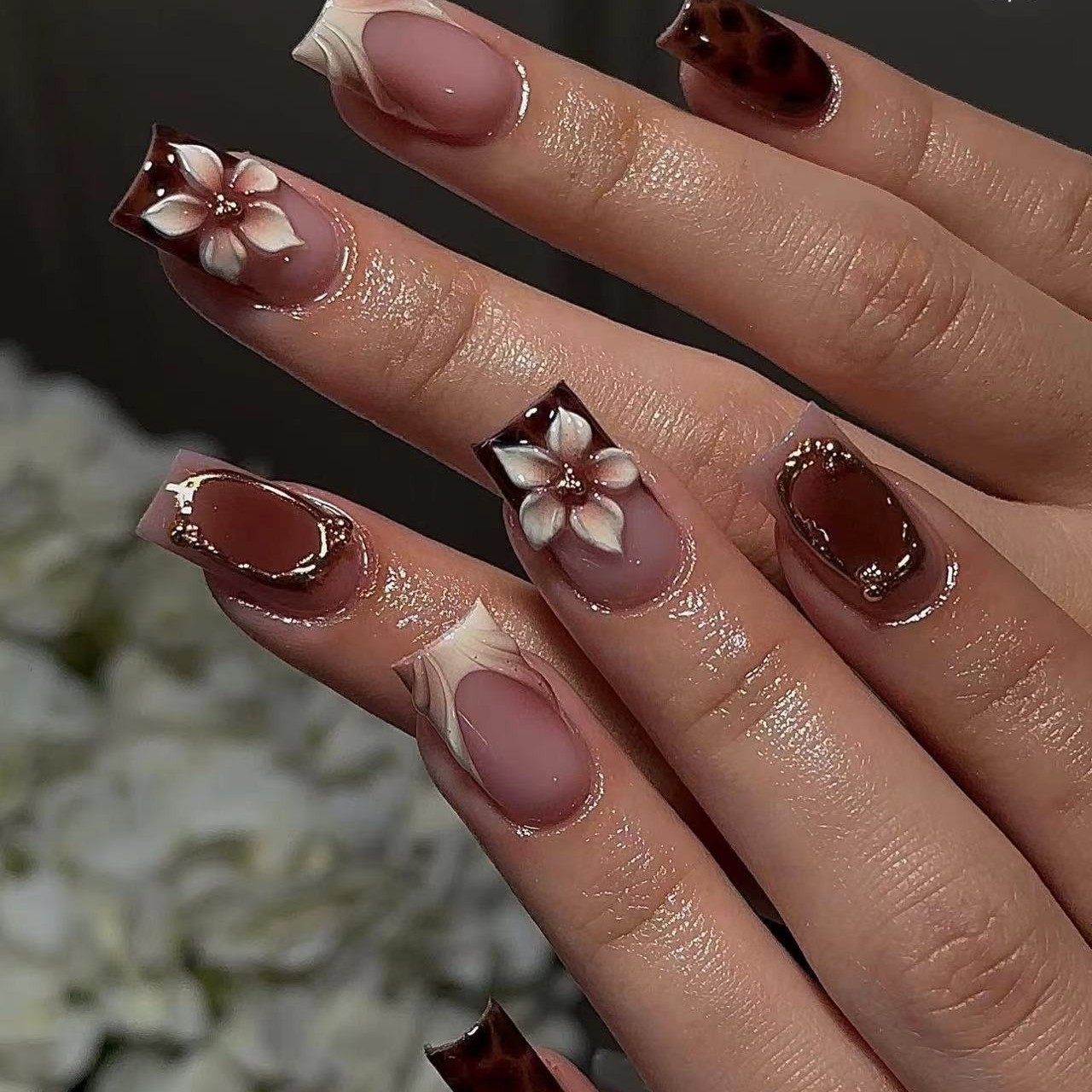 Press On Nail Set - เล็บปลอมทรงเหลี่ยมสั้นสำหรับผู้หญิง แฟชั่นลายเสือดาวสีน้ำตาล พร้อมลายดอกไม้ 3 มิติ ประดับโบว์