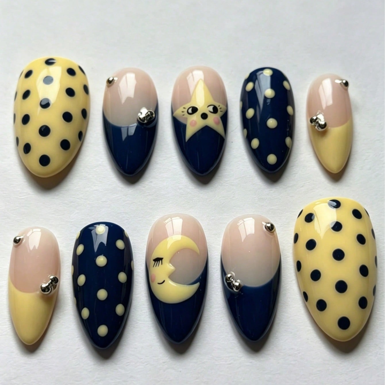Nail Art Maroon - เล็บปลอมลายดาวและจุดลายโพลก้าดอท 10 ชิ้น สไตล์น่ารัก วiral kawaii