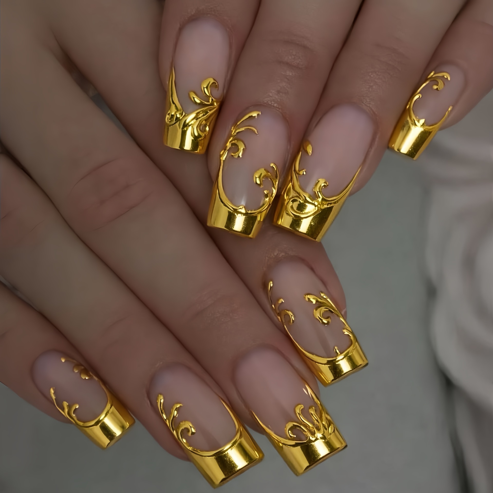 Press On Nail Set - เล็บปลอมสำหรับผู้หญิง ทรงสี่เหลี่ยม สีนู้ด ลายดอกไม้สีทอง ดีไซน์เต็มเล็บ ใช้ซ้ำได้