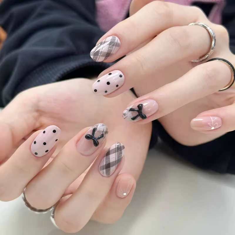 เล็บปลอมแบบกดติดลายผีเสื้อสีชม - Press On Nail Set บทวิจารณ์และราคา