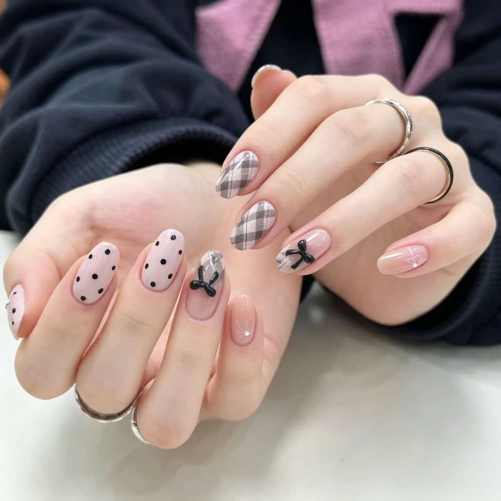 เล็บปลอมแบบกดติดลายผีเสื้อสีชม - Press On Nail Set บทวิจารณ์และราคา