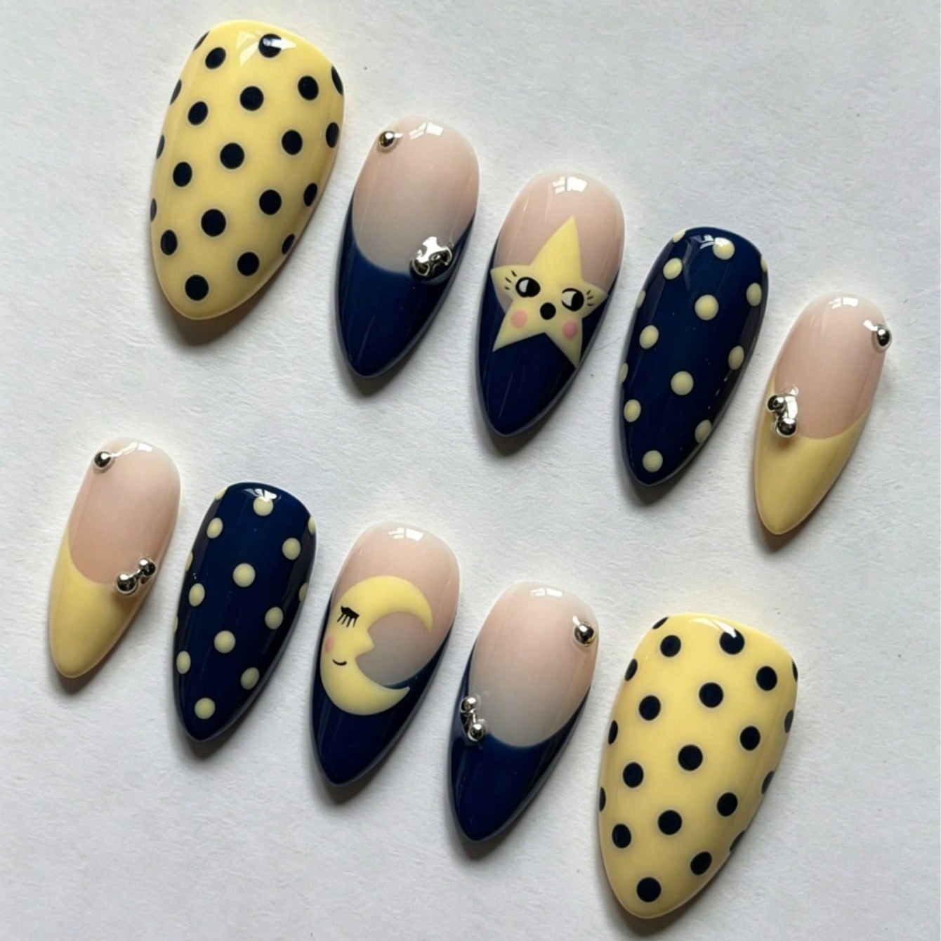 เล็บปลอมลายดาวและจุดลายโพลก้าด - Nail Art Maroon บทวิจารณ์และราคา